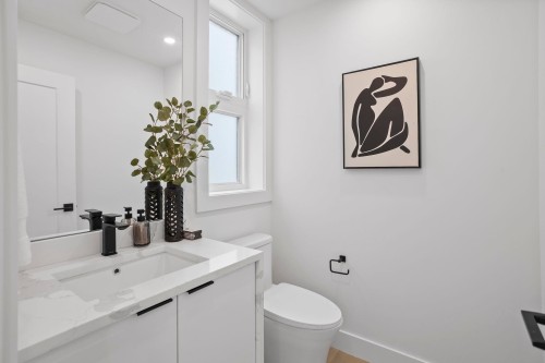340 Keith Road E, North Vancouver, BC - Indoor Photo Showing Bathroom