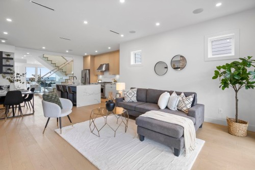 340 Keith Road E, North Vancouver, BC - Indoor Photo Showing Living Room