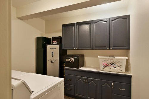 5866D Turnstone Crescent, Sechelt, BC - Indoor Photo Showing Laundry Room
