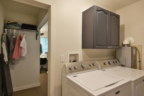 5866D Turnstone Crescent, Sechelt, BC - Indoor Photo Showing Laundry Room