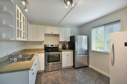5866D Turnstone Crescent, Sechelt, BC - Indoor Photo Showing Kitchen With Double Sink
