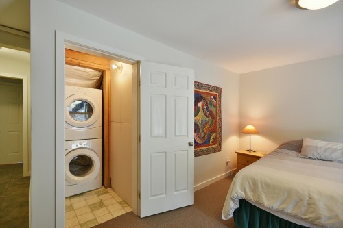 5866D Turnstone Crescent, Sechelt, BC - Indoor Photo Showing Laundry Room