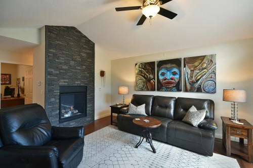 5866D Turnstone Crescent, Sechelt, BC - Indoor Photo Showing Living Room With Fireplace