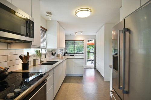 5866D Turnstone Crescent, Sechelt, BC - Indoor Photo Showing Kitchen With Double Sink With Upgraded Kitchen