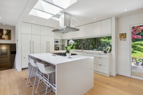 5766 Cranley Drive, West Vancouver, BC - Indoor Photo Showing Kitchen With Upgraded Kitchen