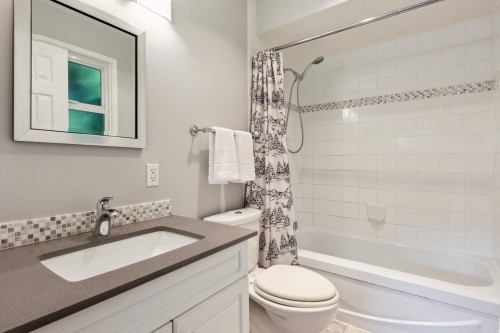 5766 Cranley Drive, West Vancouver, BC - Indoor Photo Showing Bathroom