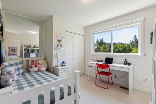 5766 Cranley Drive, West Vancouver, BC - Indoor Photo Showing Bedroom