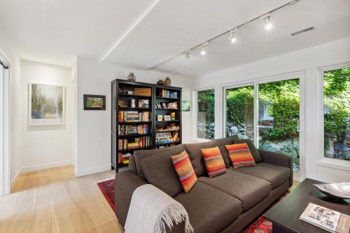 5766 Cranley Drive, West Vancouver, BC - Indoor Photo Showing Living Room