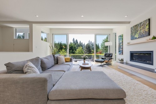 5766 Cranley Drive, West Vancouver, BC - Indoor Photo Showing Living Room With Fireplace