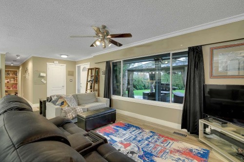 24835 Smith Avenue, Maple Ridge, BC - Indoor Photo Showing Living Room