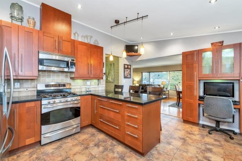 4729 60B Street, Delta, BC - Indoor Photo Showing Kitchen