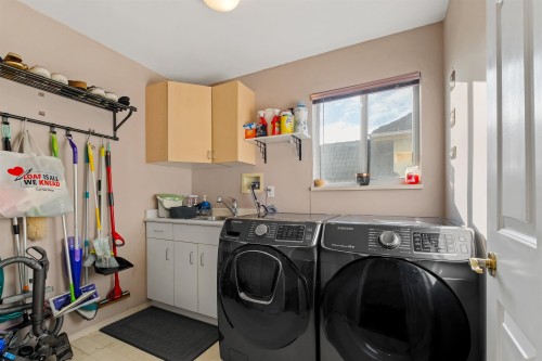 1512 Eagle Mountain Drive, Coquitlam, BC - Indoor Photo Showing Laundry Room