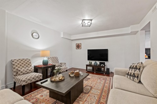 1512 Eagle Mountain Drive, Coquitlam, BC - Indoor Photo Showing Living Room
