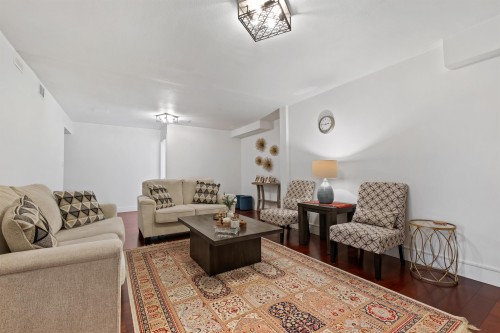 1512 Eagle Mountain Drive, Coquitlam, BC - Indoor Photo Showing Living Room