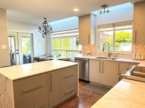 1512 Eagle Mountain Drive, Coquitlam, BC - Indoor Photo Showing Kitchen With Upgraded Kitchen