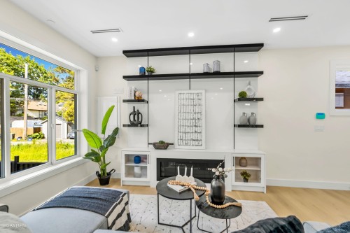 1-281 48Th Avenue E, Vancouver, BC - Indoor With Fireplace