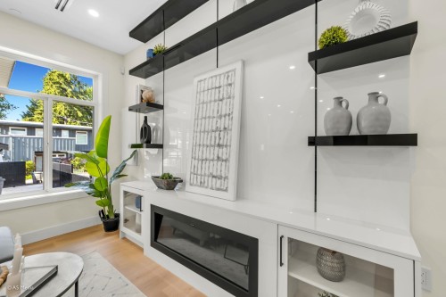 1-281 48Th Avenue E, Vancouver, BC - Indoor With Fireplace