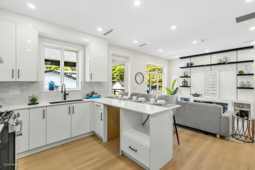 1-281 48Th Avenue E, Vancouver, BC - Indoor Photo Showing Kitchen With Upgraded Kitchen