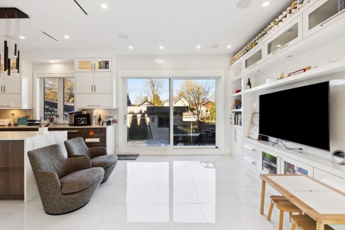 4437 13Th Avenue W, Vancouver, BC - Indoor Photo Showing Living Room