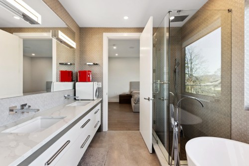4437 13Th Avenue W, Vancouver, BC - Indoor Photo Showing Bathroom