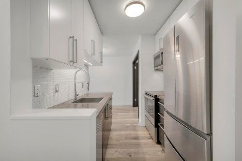 302-170 3Rd Street E, North Vancouver, BC - Indoor Photo Showing Kitchen With Upgraded Kitchen