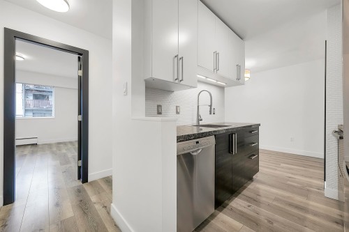 302-170 3Rd Street E, North Vancouver, BC - Indoor Photo Showing Kitchen With Upgraded Kitchen