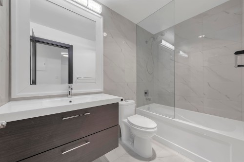 302-170 3Rd Street E, North Vancouver, BC - Indoor Photo Showing Bathroom