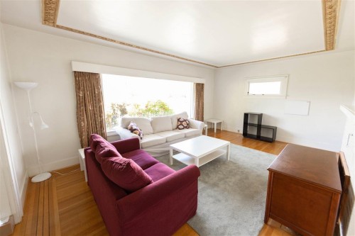4674 4Th Avenue W, Vancouver, BC - Indoor Photo Showing Living Room