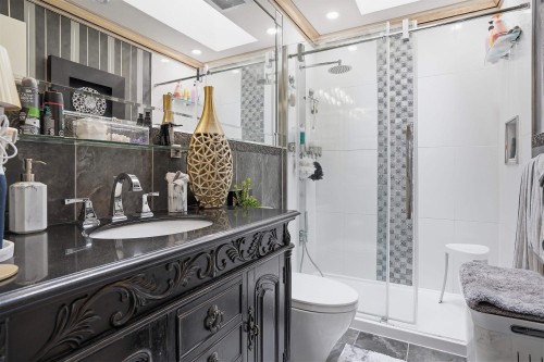 5957 Forglen Drive, Burnaby, BC - Indoor Photo Showing Bathroom
