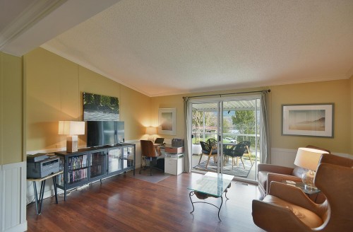 5987 Harbour Way, Sechelt, BC - Indoor Photo Showing Living Room
