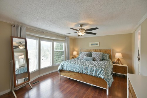 5987 Harbour Way, Sechelt, BC - Indoor Photo Showing Bedroom