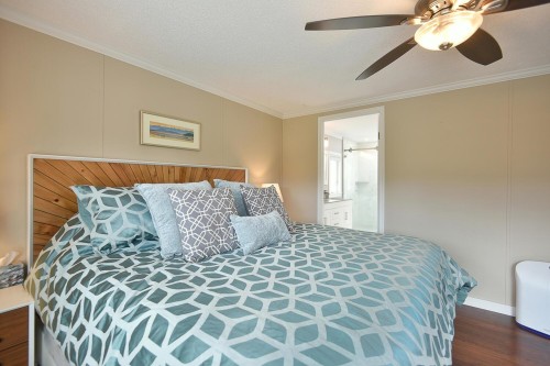 5987 Harbour Way, Sechelt, BC - Indoor Photo Showing Bedroom