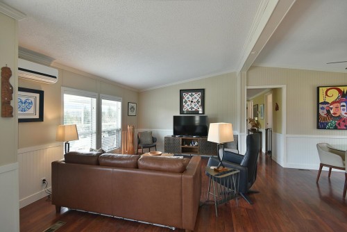 5987 Harbour Way, Sechelt, BC - Indoor Photo Showing Living Room