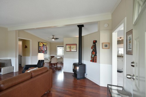 5987 Harbour Way, Sechelt, BC - Indoor Photo Showing Living Room