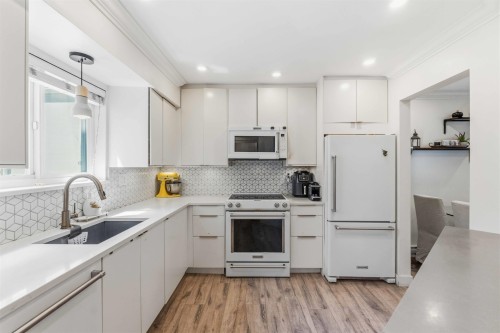 11-7400 Minoru Boulevard, Richmond, BC - Indoor Photo Showing Kitchen With Upgraded Kitchen