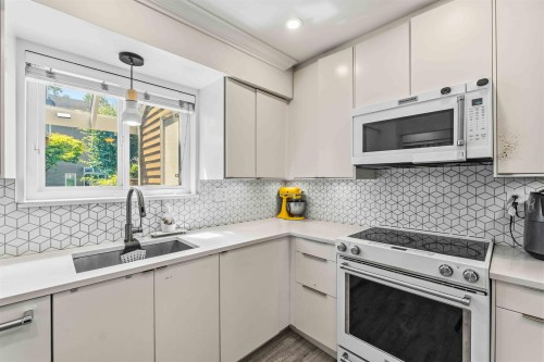 11-7400 Minoru Boulevard, Richmond, BC - Indoor Photo Showing Kitchen With Upgraded Kitchen