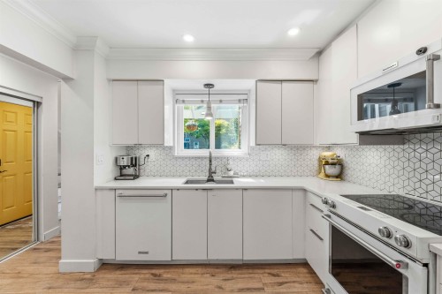 11-7400 Minoru Boulevard, Richmond, BC - Indoor Photo Showing Kitchen With Upgraded Kitchen