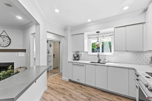 11-7400 Minoru Boulevard, Richmond, BC - Indoor Photo Showing Kitchen With Upgraded Kitchen