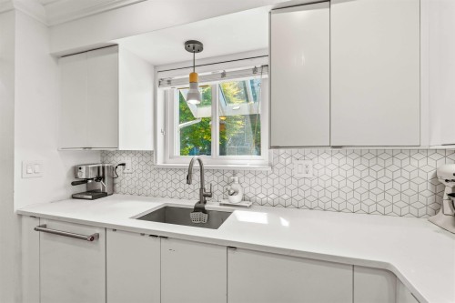11-7400 Minoru Boulevard, Richmond, BC - Indoor Photo Showing Kitchen With Upgraded Kitchen