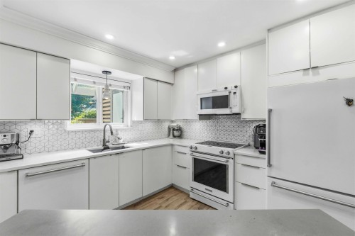11-7400 Minoru Boulevard, Richmond, BC - Indoor Photo Showing Kitchen With Upgraded Kitchen