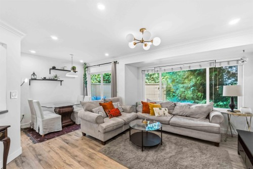 11-7400 Minoru Boulevard, Richmond, BC - Indoor Photo Showing Living Room