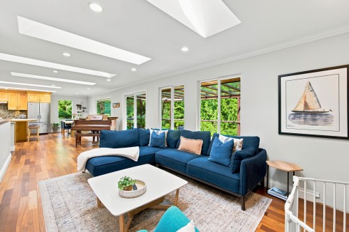 2360 Mackay Avenue, North Vancouver, BC - Indoor Photo Showing Living Room
