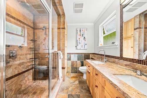 2360 Mackay Avenue, North Vancouver, BC - Indoor Photo Showing Bathroom