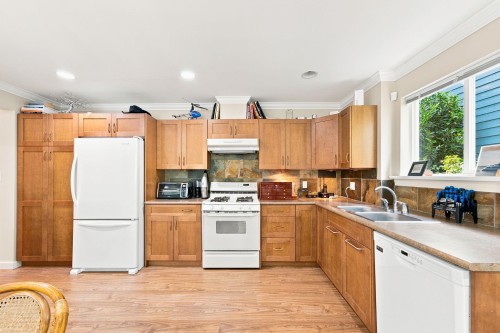 2360 Mackay Avenue, North Vancouver, BC - Indoor Photo Showing Kitchen With Double Sink