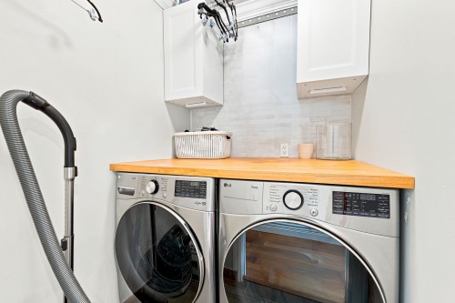 2360 Mackay Avenue, North Vancouver, BC - Indoor Photo Showing Laundry Room