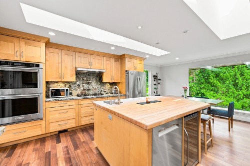 2360 Mackay Avenue, North Vancouver, BC - Indoor Photo Showing Kitchen