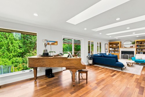 2360 Mackay Avenue, North Vancouver, BC - Indoor With Fireplace