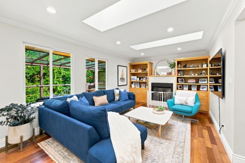 2360 Mackay Avenue, North Vancouver, BC - Indoor Photo Showing Living Room