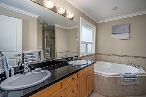 5379 Wellburn Drive, Delta, BC - Indoor Photo Showing Bathroom