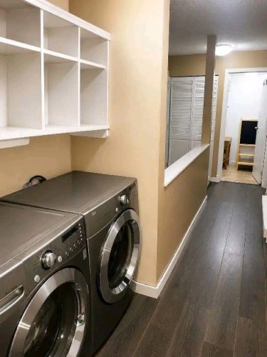 8354 Vinewood Place, Burnaby, BC - Indoor Photo Showing Laundry Room